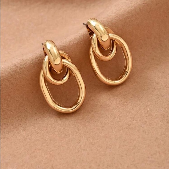 Elegant Gold Hoop Earrings – Everyday Luxury - Picture 4 of 5